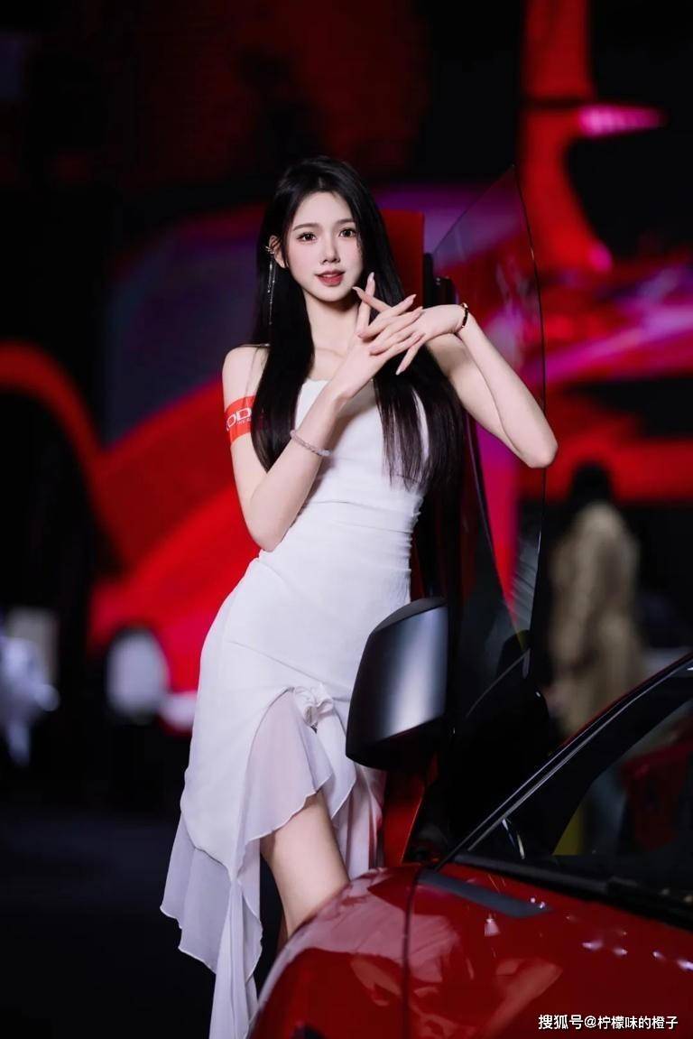 cba广东啦啦队美女成员,乖乖女变身179大长腿车模,身材堪称顶流