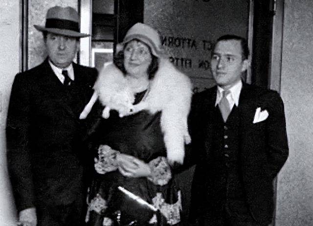 多莉有不少的请人,赫曼只是其中之一,还有另一个名叫克鲁姆的电影制片