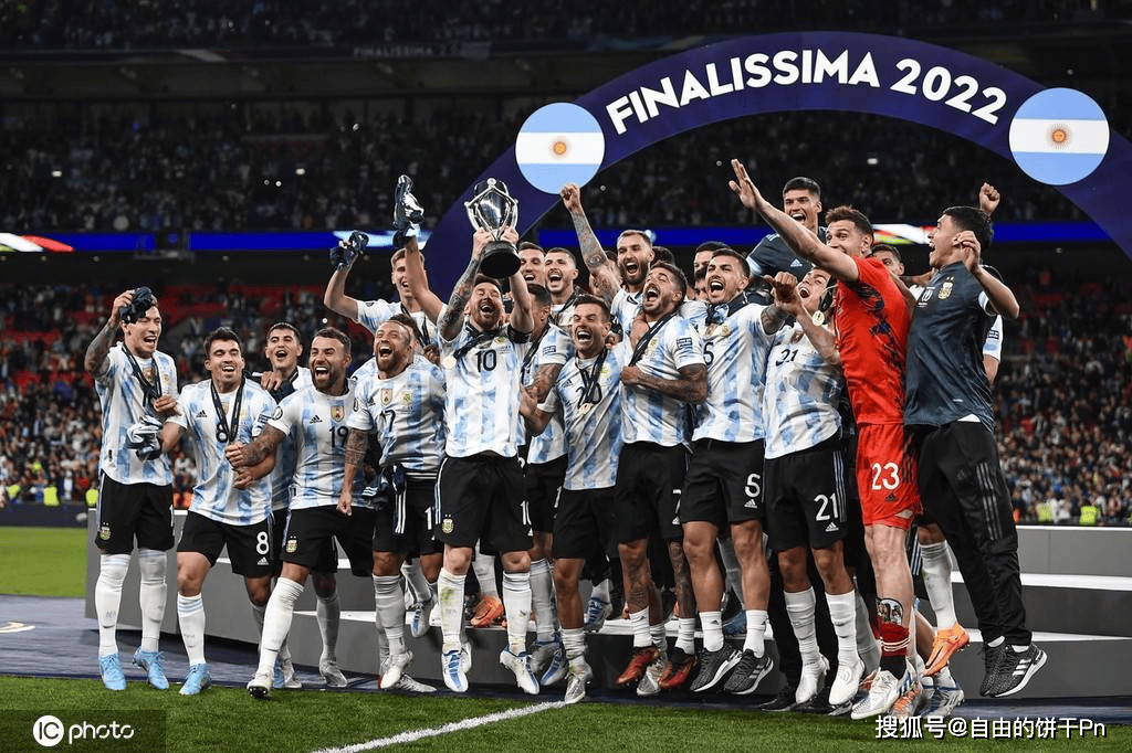 赢得2021年美洲杯后,阿根廷队获得了与同年欧洲杯冠军意大利队对决的