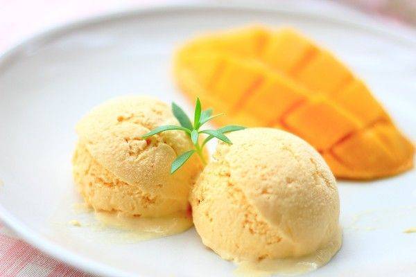 芒果酸奶雪糕:冰凉与果香的双重享受