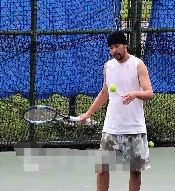 周杰伦带小15岁娇妻打网球,粗壮得像个民工,昆凌真实身材曝光
