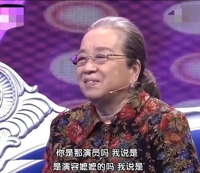 容嬷嬷李明启现身晚会彩排,87岁走路带风,穿200元平价鞋引热议