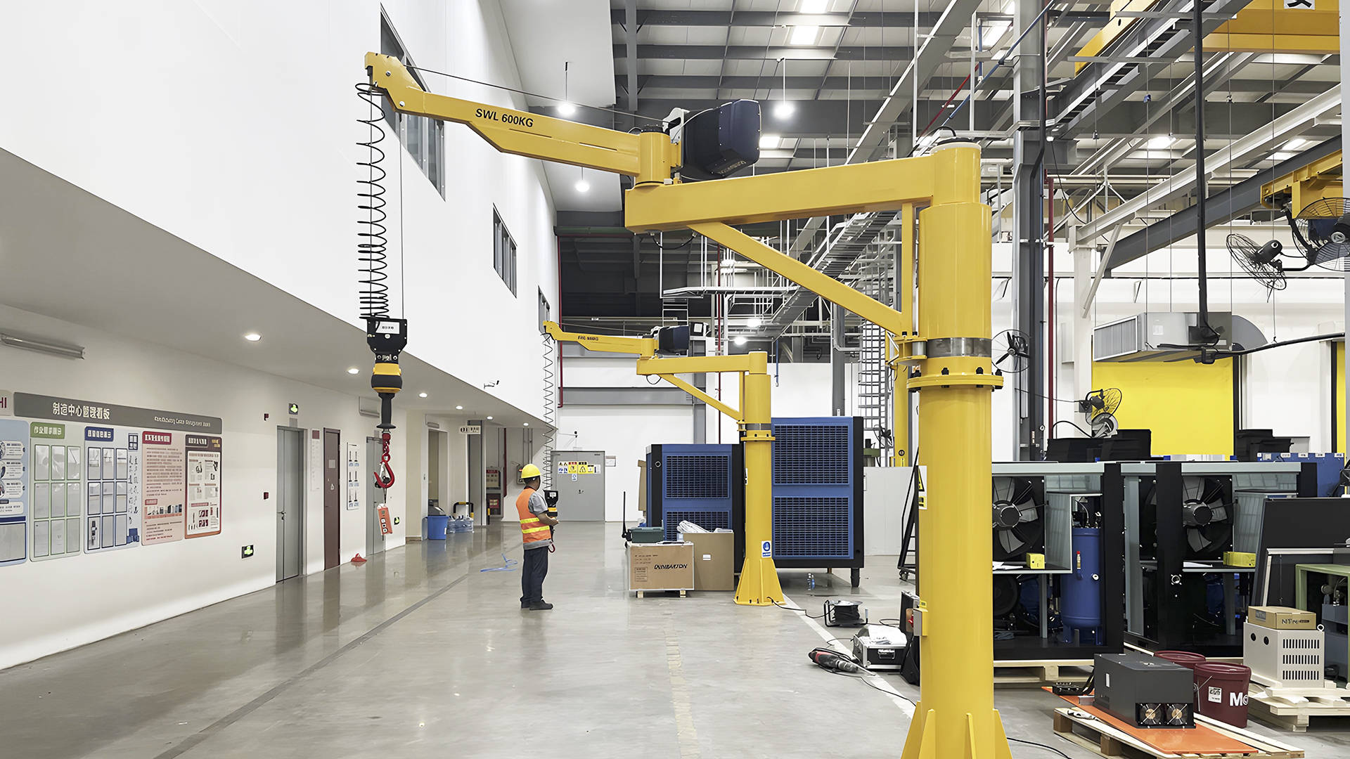 例如,在汽车制造工厂中,智能折臂吊可以将发动机,车身等部件准确地吊