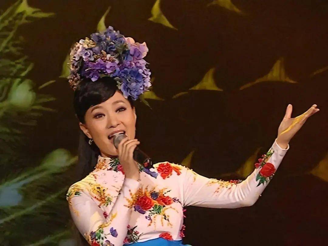 她是首位博士级歌唱家,曾12次荣登春晚,其丈夫身份更让人震惊_雷佳