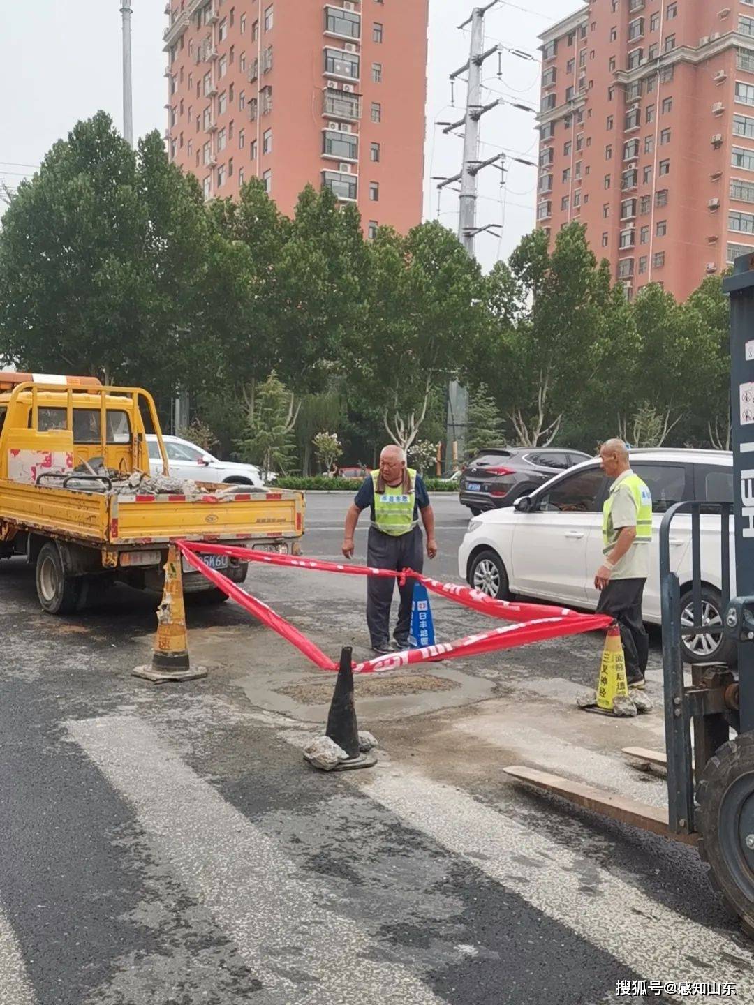 聊城莘县综合行政执法局:维修"小"井盖 维护"大"安全