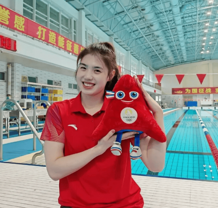 世界泳联批准美国荒谬要求!张雨霏霸气表态,中国游泳队千锤百炼