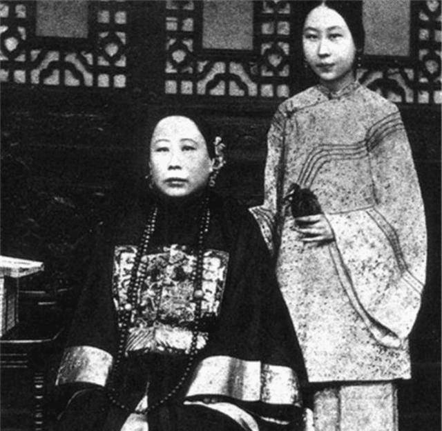 1903年,张佩纶因为长期郁闷而去世,留下李菊藕独自抚养两个孩子
