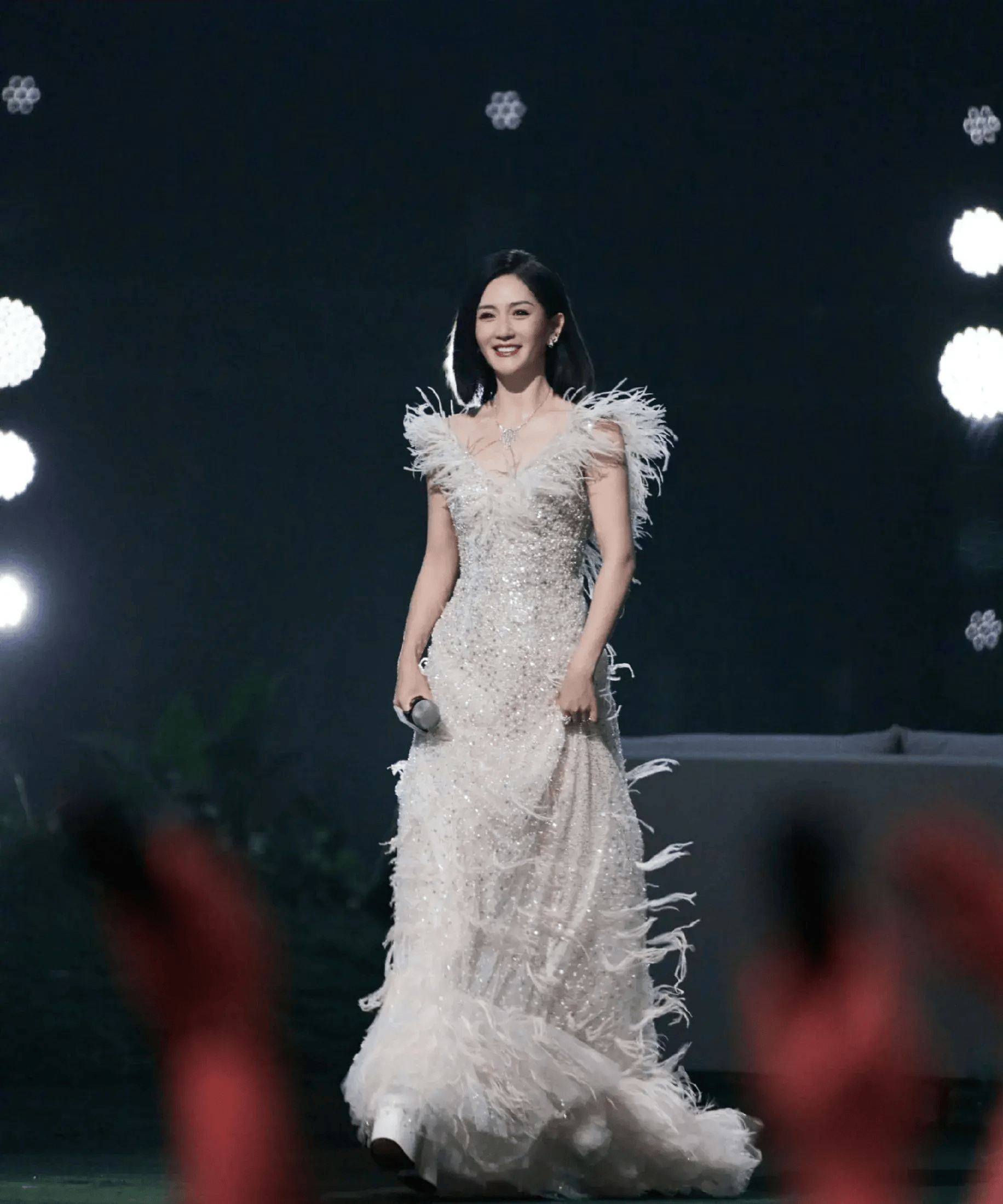 谢娜晒照官宣主持《乘风2024》决赛冲上热搜!全新造型惊艳全场