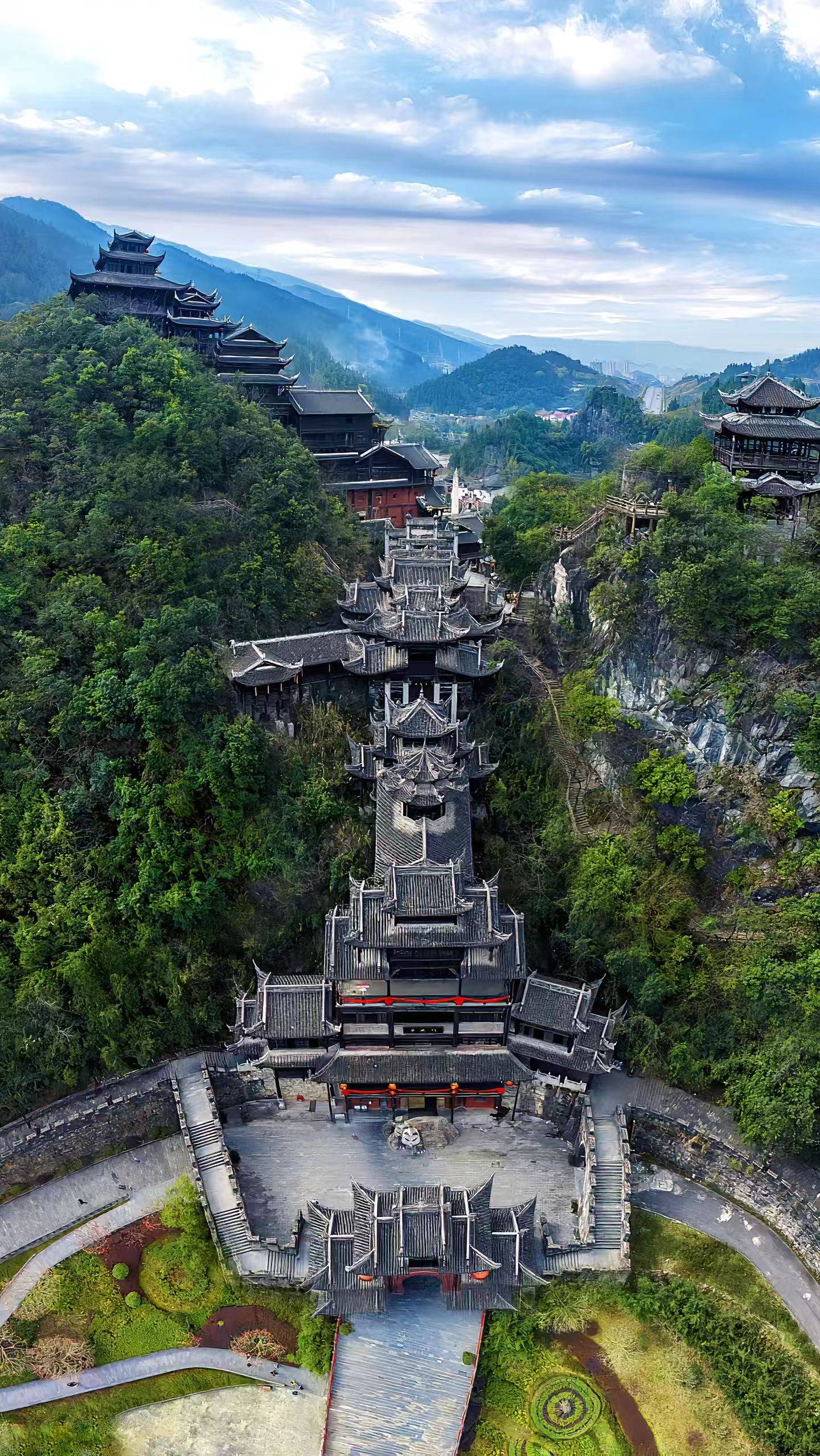解放碑步行街:位于重庆市渝中区,是重庆的商业中心,汇集了各种时尚