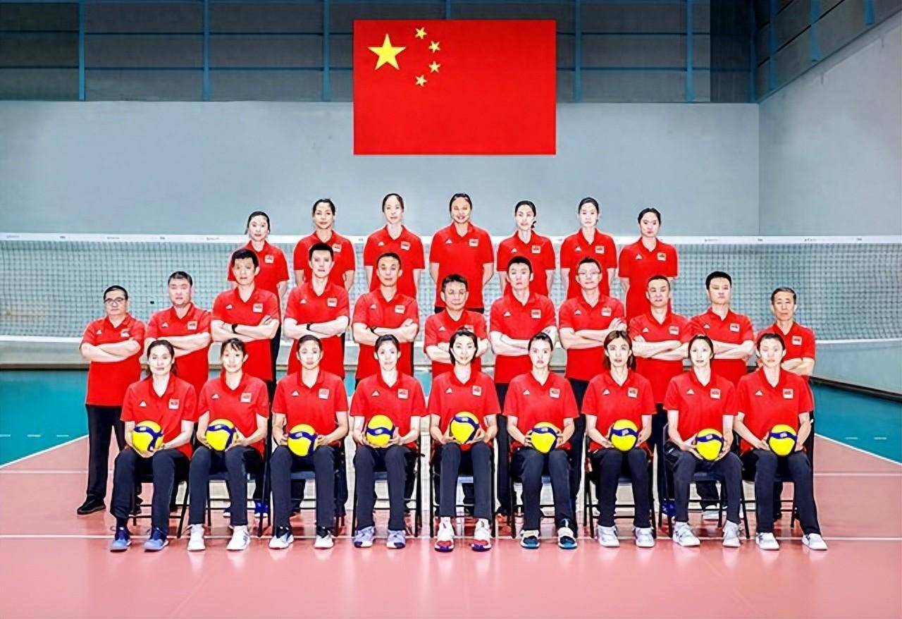 随后的探班活动结束后,中国女排的16名选手,以及一众教练组成员,还