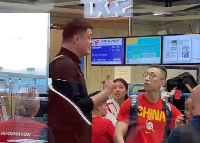 姚明率中国女篮抵达巴黎 图1
