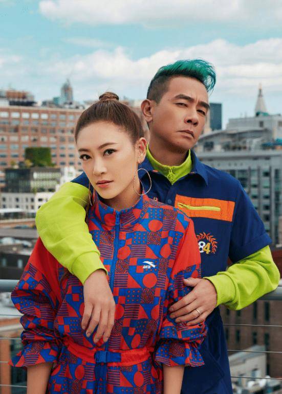 陈小春与应采儿海边度假,时尚穿搭让人眼前一亮