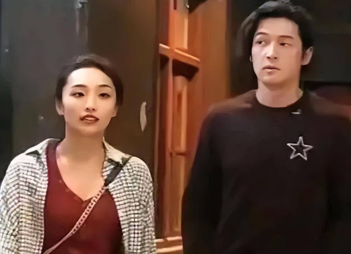 胡歌和老婆合照:老婆留短发娇俏像20岁,我感慨老胡眼光不错