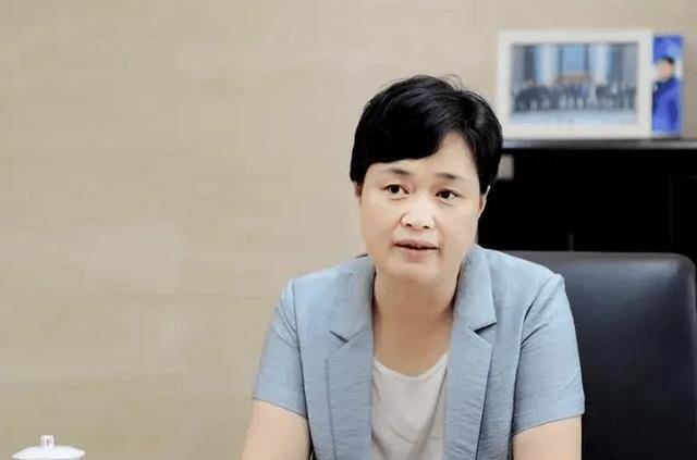 她曾是乡村的一名教师,从政后,官至正厅级,临近退休主动自首_刘瑞英