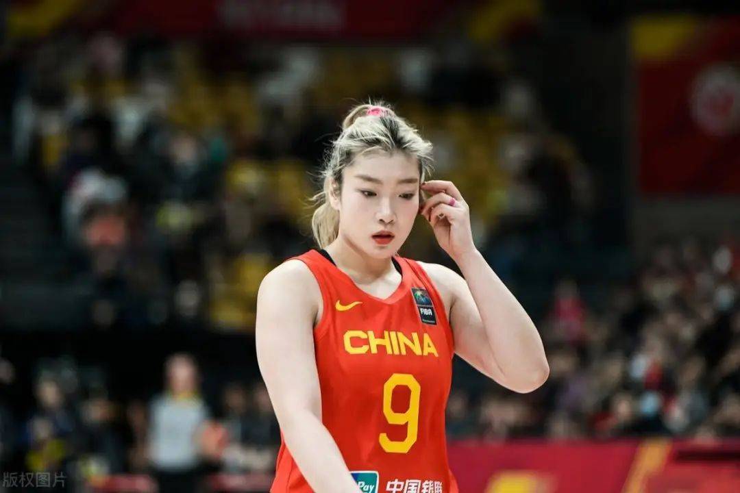 李梦黑丝半截袜亮相球场,好身材引迷糊,女篮新风采!