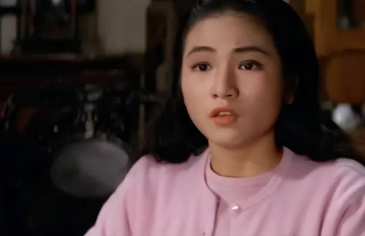 想当年,1963年,郑佩佩参演的首部电影《宝莲灯》就让她崭露头角,饰演