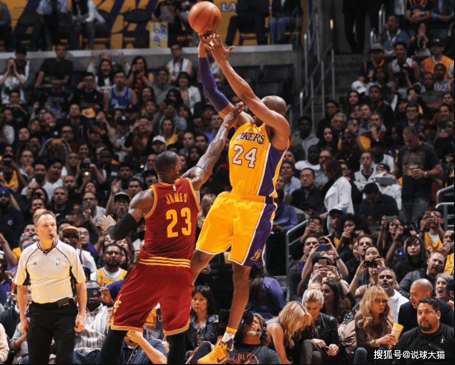 生涯22次交锋,科比场均出手20.4次24.6分,詹姆斯22次出手多少分