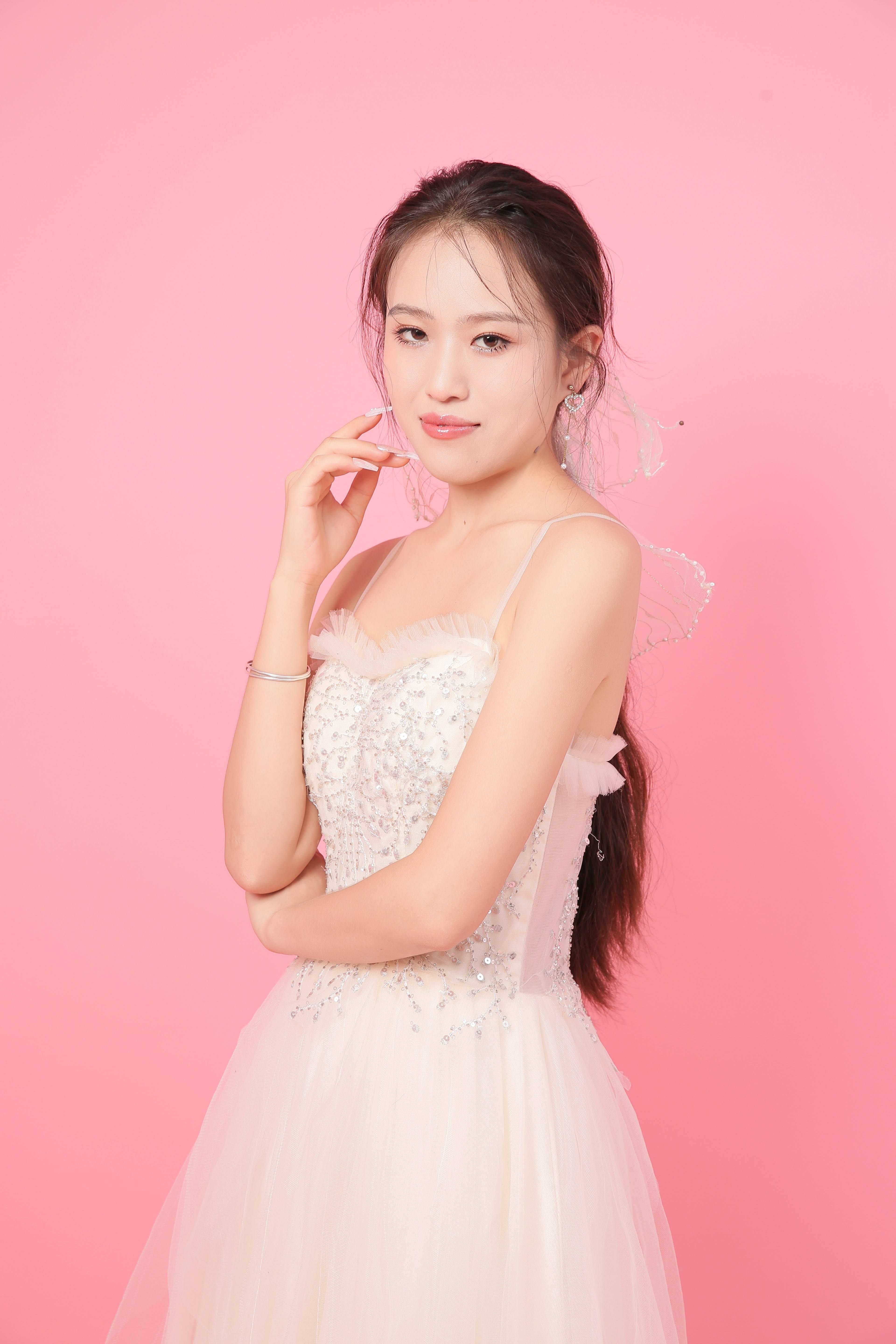 魅力绽放:时尚女模特小美的璀璨瞬间