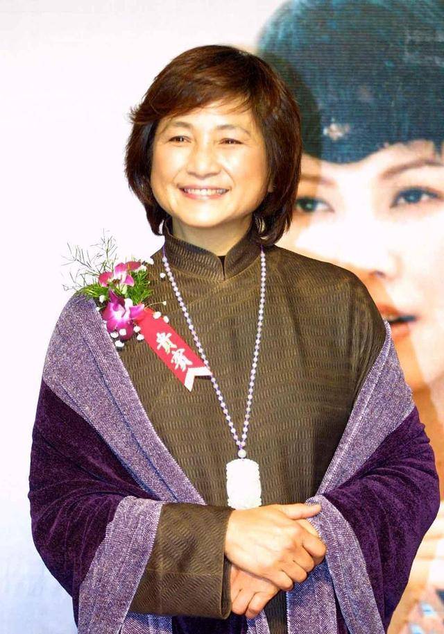 即便有这样的差距,但郑佩佩没有丝毫的介意,觉得如果将人生的一个阶段