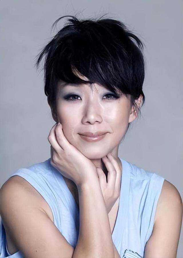 纪实歌手林忆莲:情感经历丰富,如今57岁却仍是孤单一人