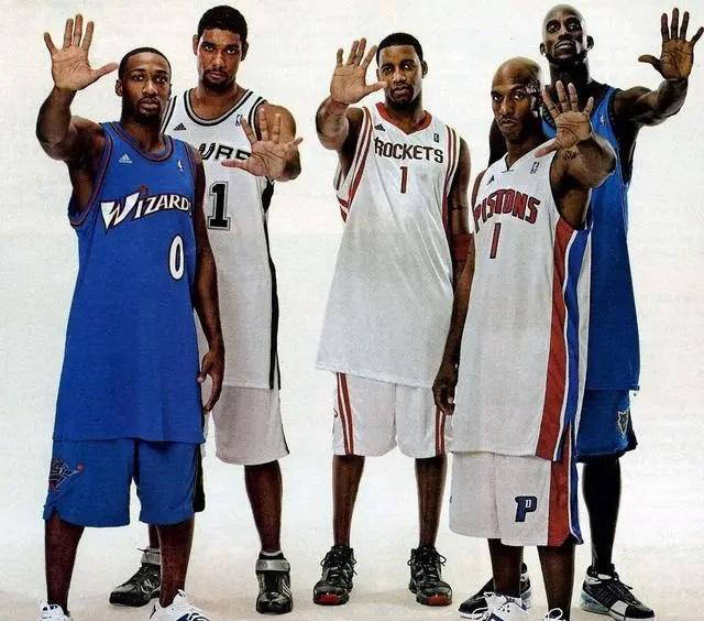 麦迪到来后,他自愿围绕姚明打球队战术,因此在赛季初期,他的出手次数