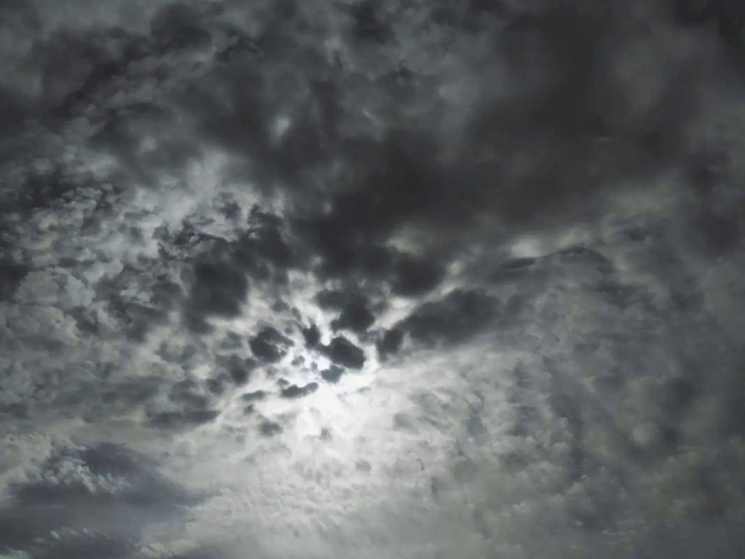 温度时,水蒸气凝结成云,如果条件适宜,这些云会继续发展成为积雨云