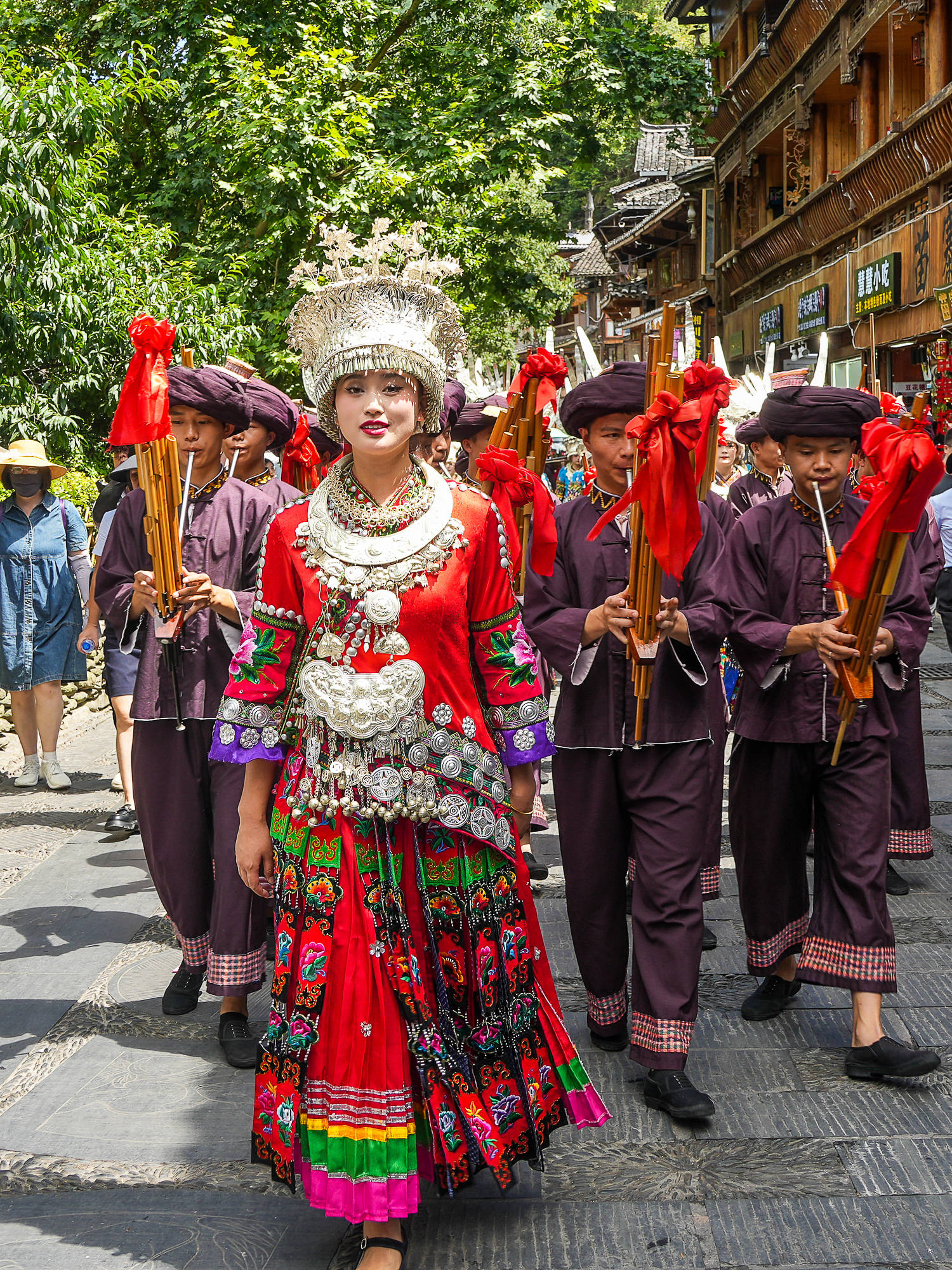 震撼!苗族婚俗真实纪录,西江千户苗寨的迎亲巡游展示独特魅力