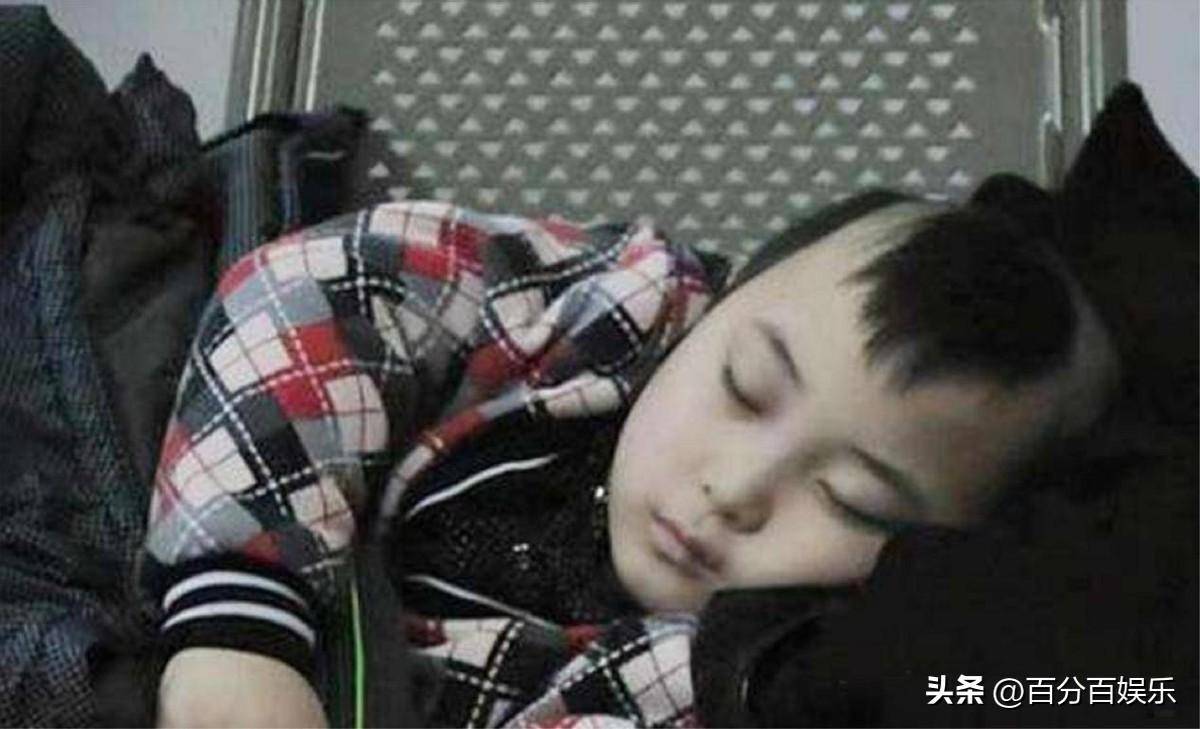 邓鸣贺:6岁登上春晚,八岁离世,被爸妈榨干的价值,人生凄惨!