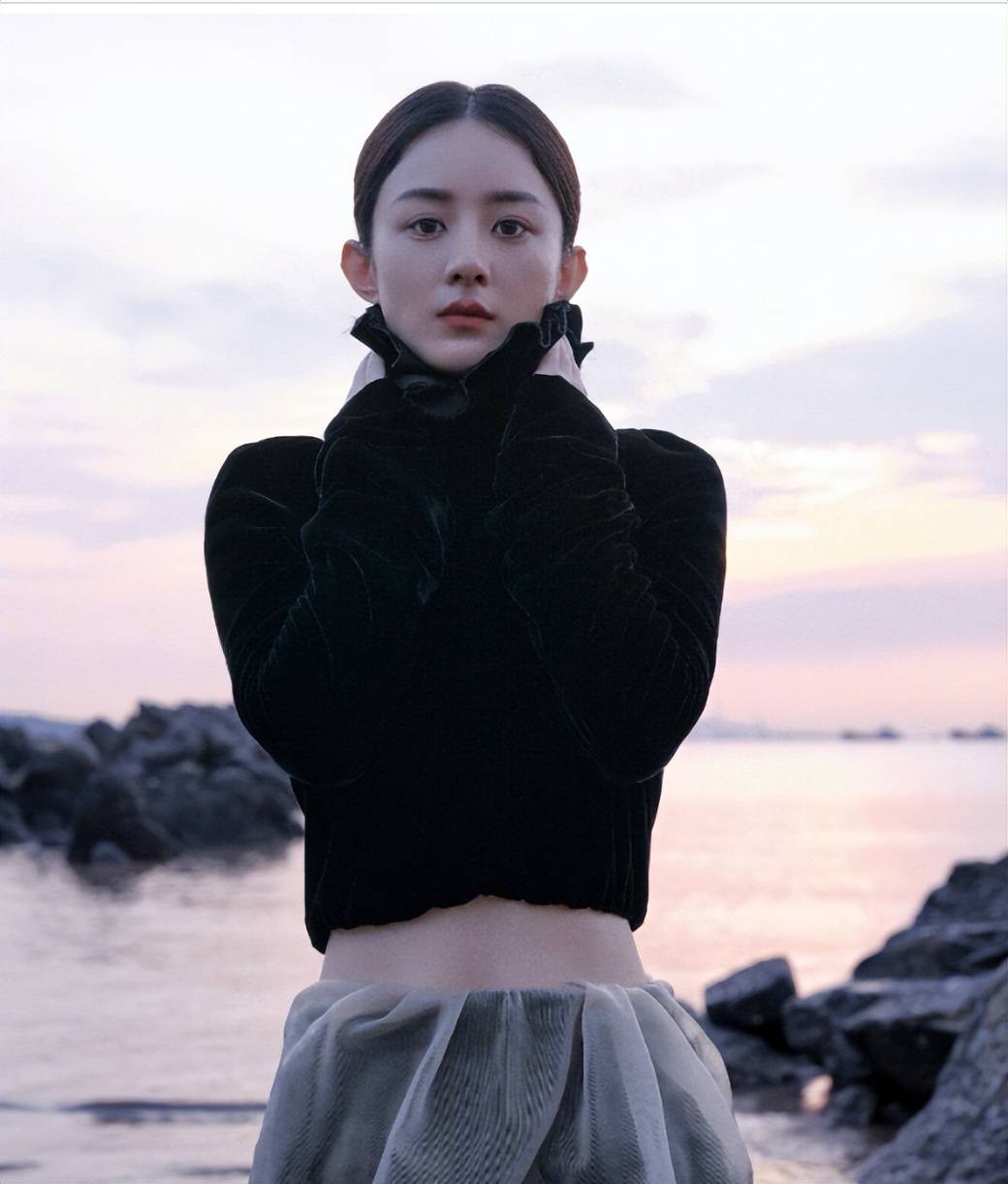 赵丽颖黑色吊带出镜,冷艳又高贵,宛若黑天鹅!