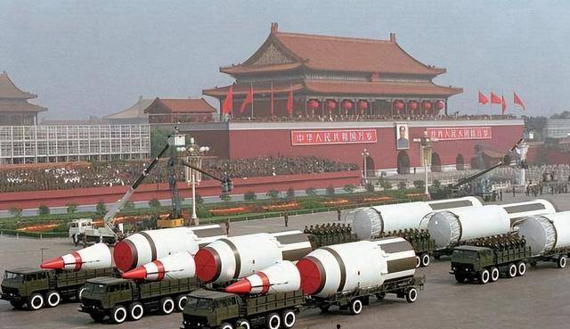 与大家好好分析下,当年阅兵式的特殊性.而我们这就从1984年阅兵式上