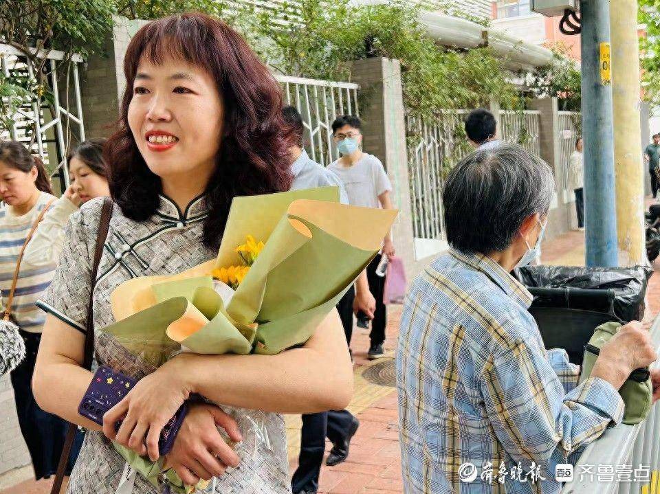 直击2024高考现场:一考生母亲手捧鲜花一袭旗袍开心送考