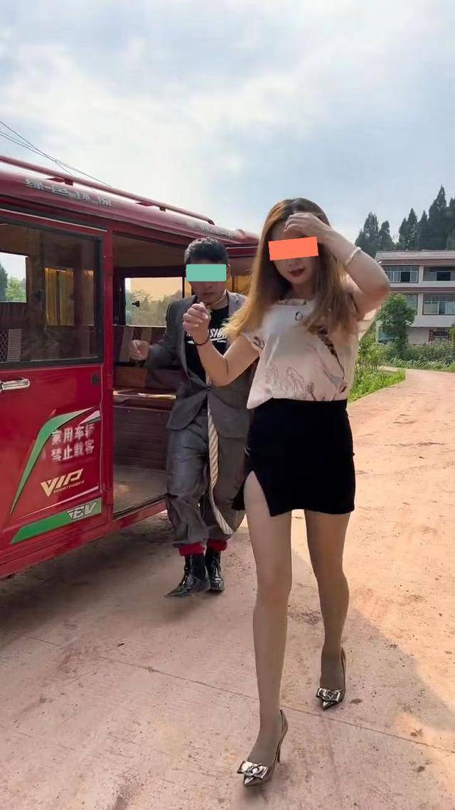 上门女婿带妻子回家,不让妻子走在他前面:别人以为我没家庭地位