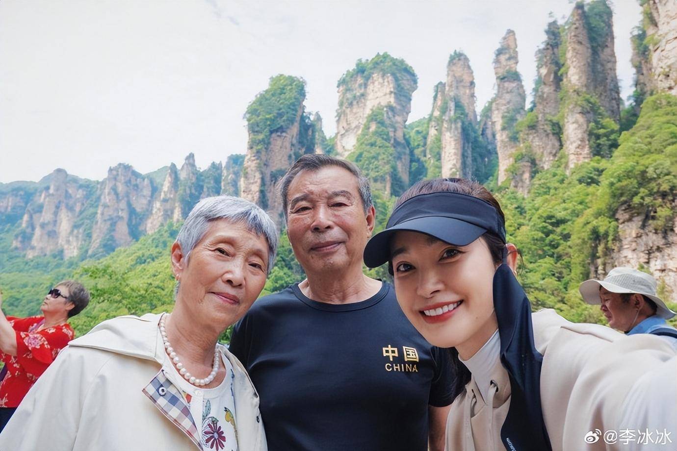 51岁李冰冰带八旬父母游张家界,二老精神抖擞,冰冰颜值超冻龄