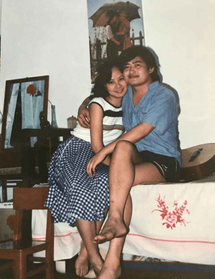 1987年刘欢去民政局登记,工作人员:傻小子,你一人来跟谁结婚呢