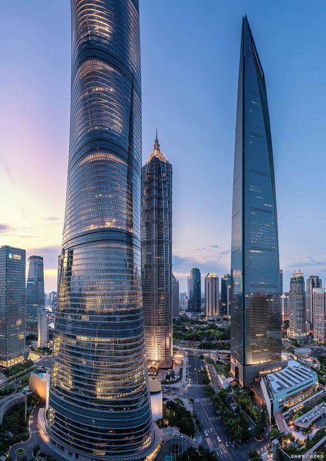 这些摩天大楼不仅具有极高的建筑美学价值,更是上海城市形象的重