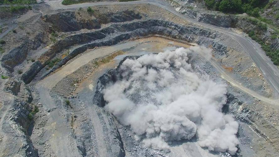 郑春云就是这样一位有权有势的黑道老大,他掌握着当地不少煤矿.