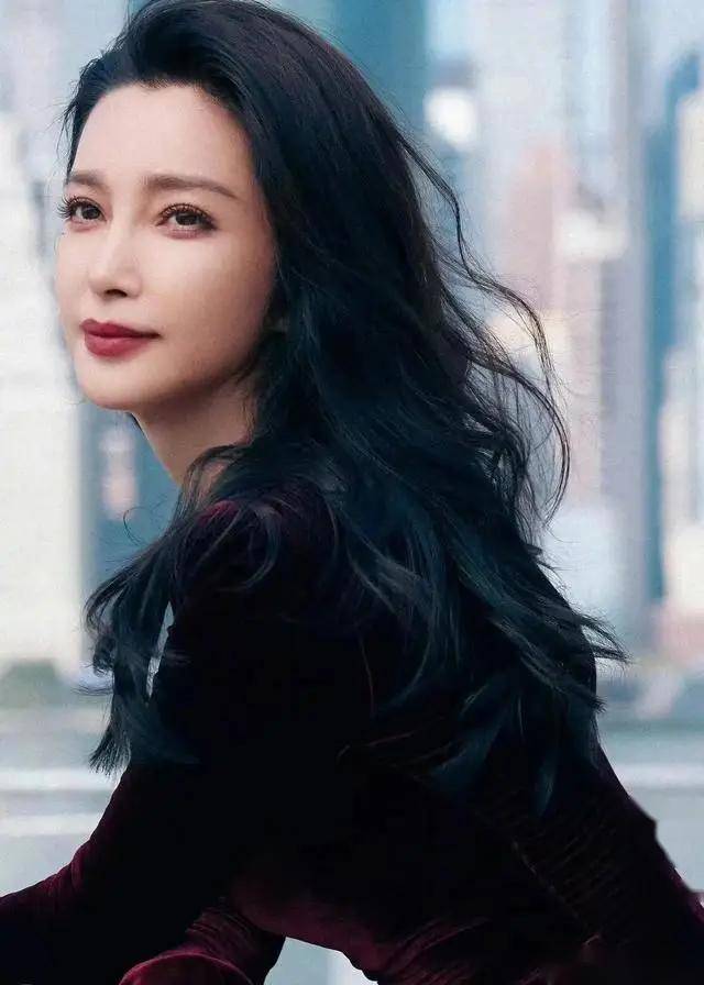 李冰冰51岁写真展现迷人魅力,女神风范尽显无疑!