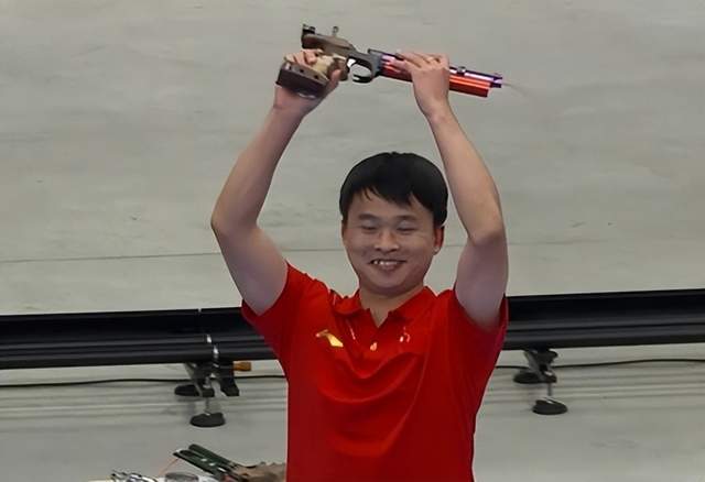 淡定举枪庆祝,贵州老家沸腾,教练激动落泪_金牌_中国_射击