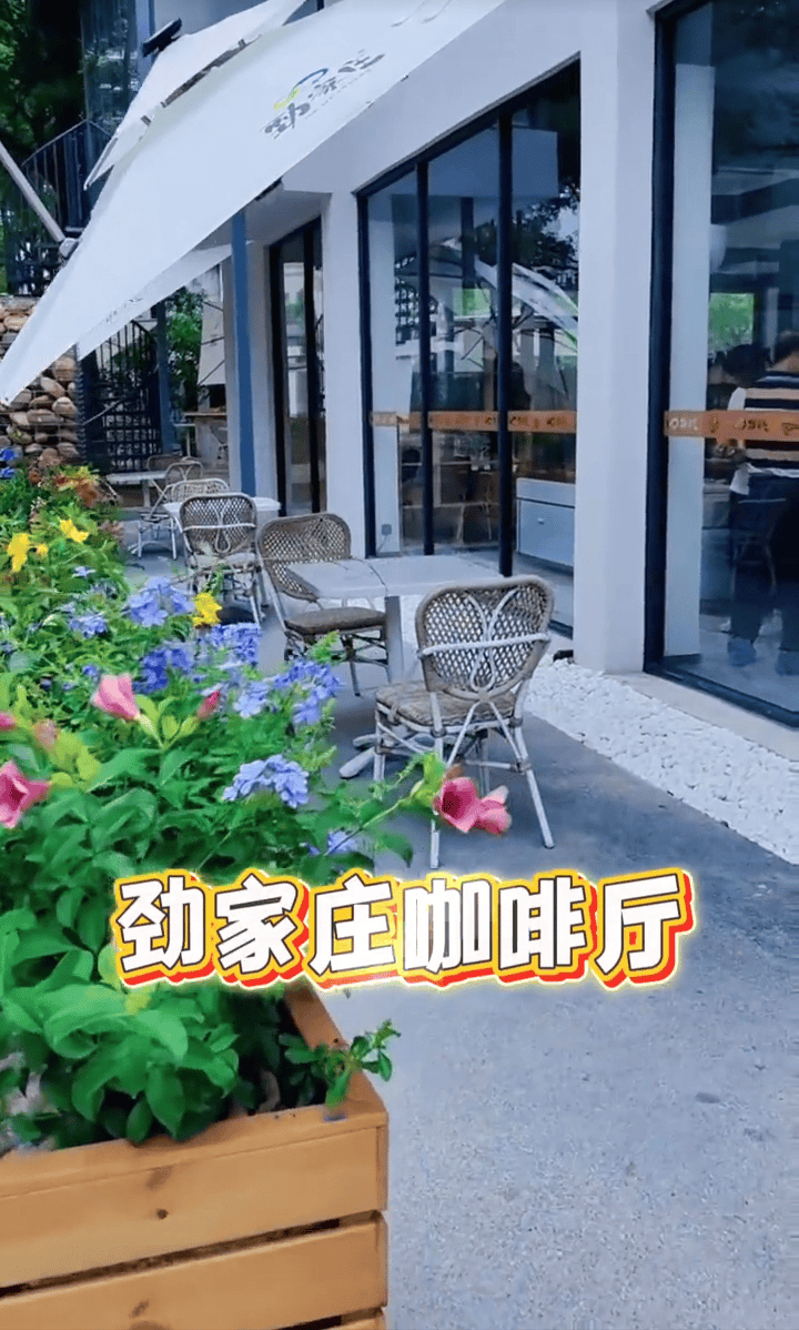 何家劲日前宣布在劲家庄开设咖啡店,现正进行试营业,他晒出视频并配文