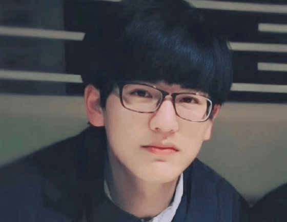 张凌赫大学时期照片曝光,网友惊呼:这个胖子是谁啊?