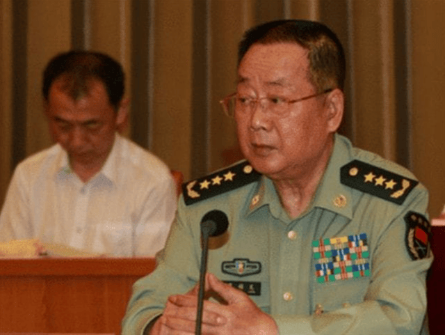 他担任了十年总后勤部部长,53岁授中将,60岁升上将,弟弟是少将