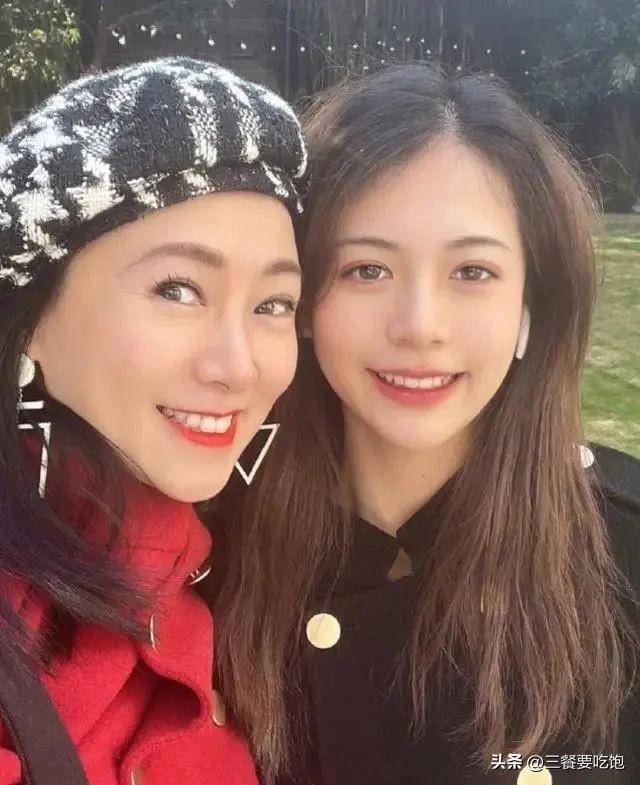 翁虹一家三口被偶遇!16岁女儿颜值逆天似阿娇,二婚老公年轻帅气