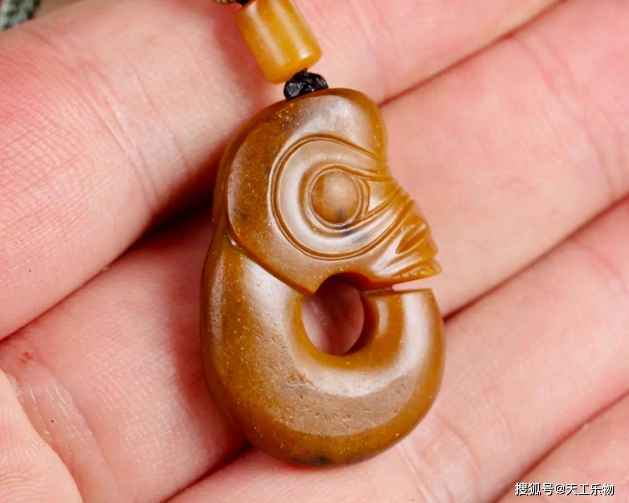 栗子黄沁籽料"玉猪龙"!_和田玉_盘玩真_上手