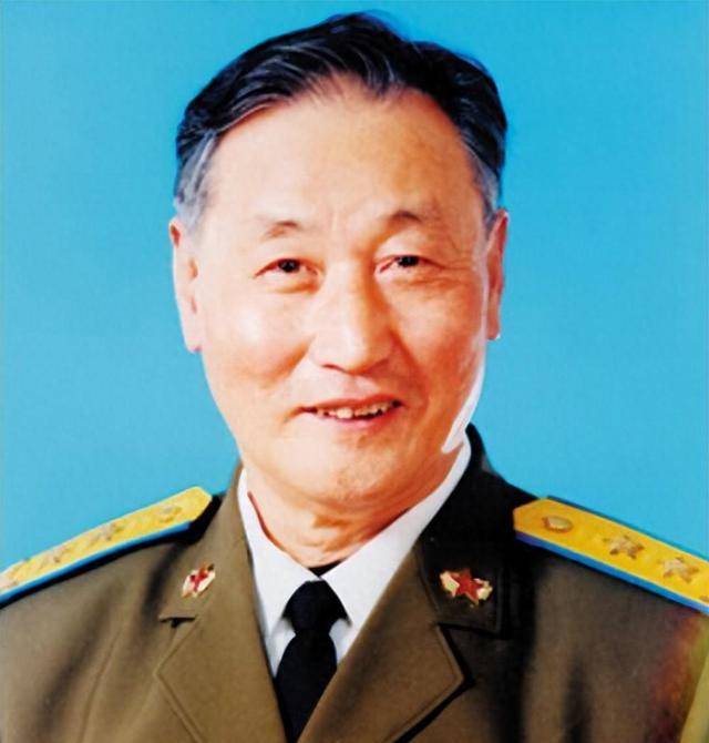 北京军区空军司令在饭店吃饭,几个小混混说:给我们腾地方