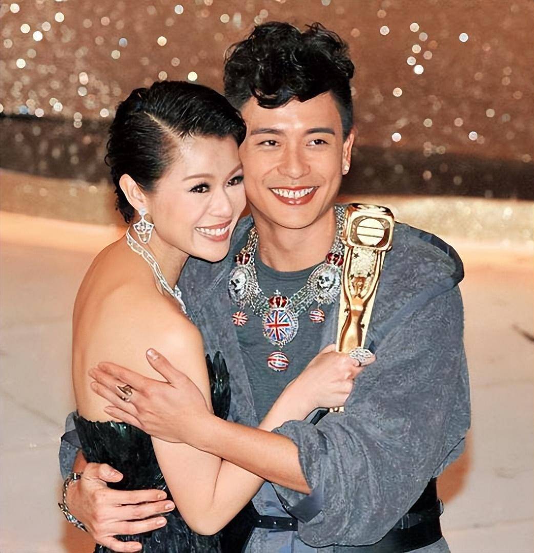 胡杏儿一家五口海边度假:老公儿子围绕身边真幸福,黄宗泽没福气