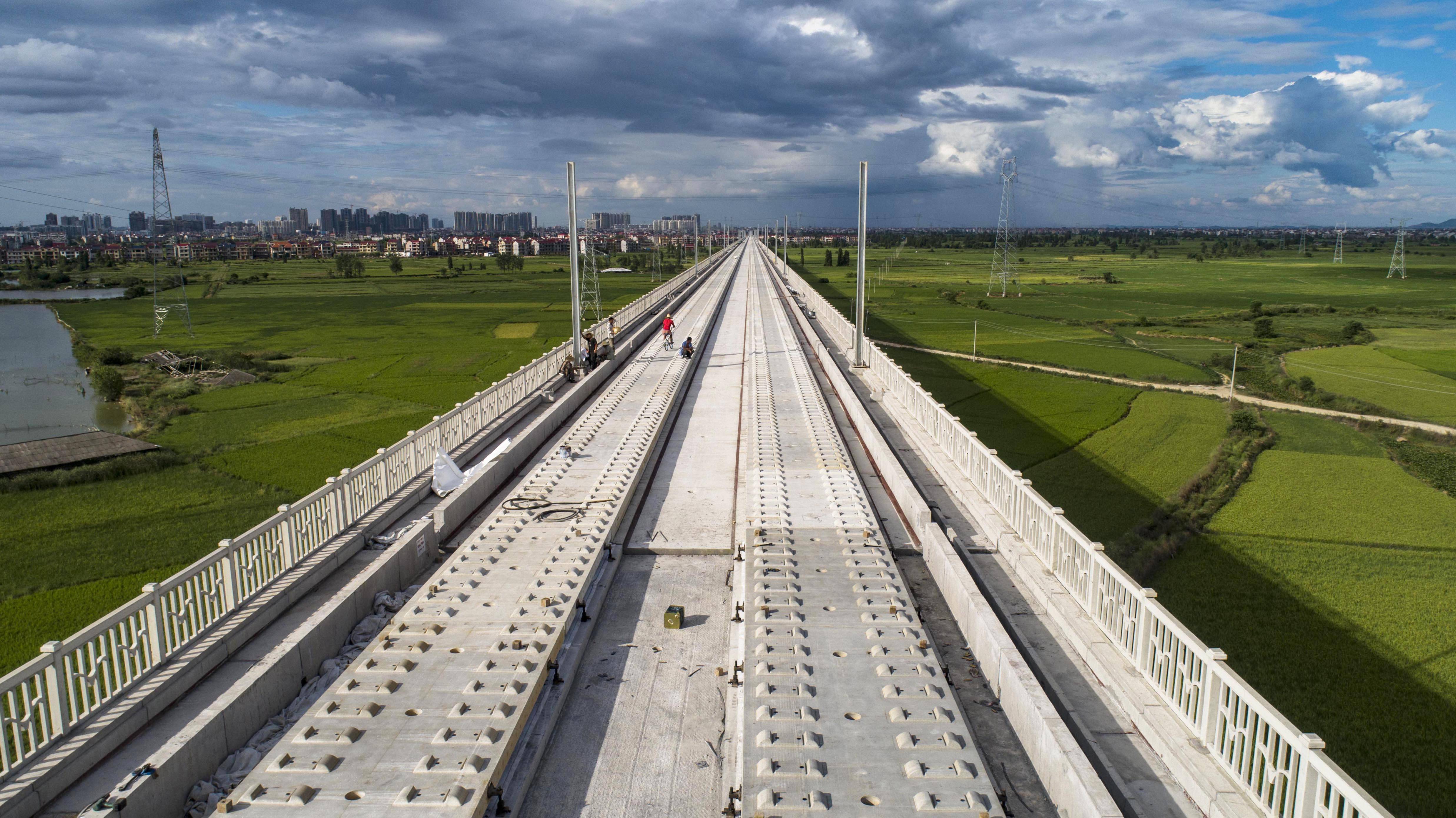 都是铁轨,为啥火车轨道铺满碎石,高铁轨道却一块石头都看不到?