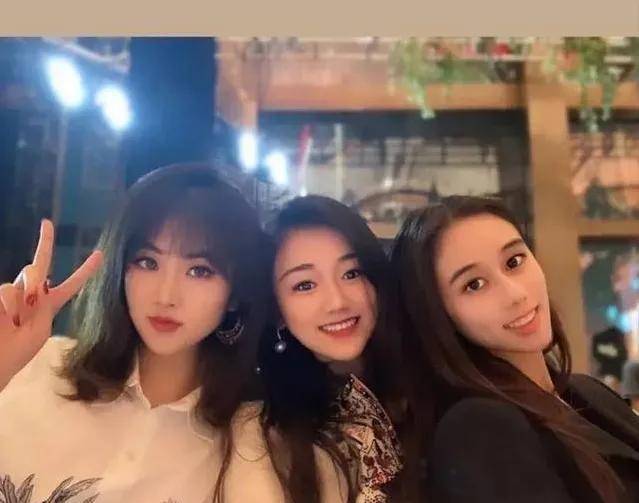 华为二公主姚安娜参加恋综,短发超可爱,露脐装超短裙大秀身材