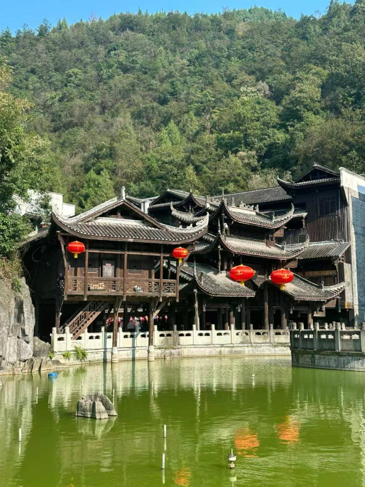 重庆夜景美不胜收,晚上可以安排游览洪崖洞,南