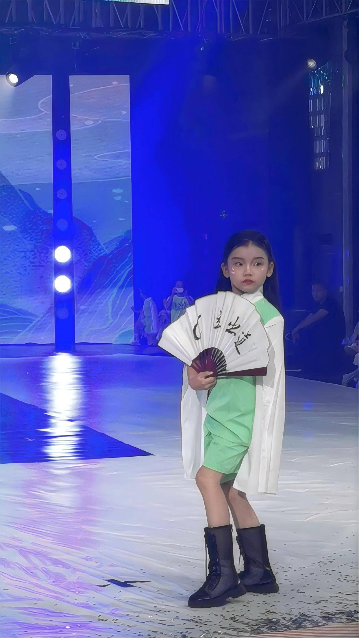 网红童模塞雅再度问鼎2024华中国际少儿超模大赛全国总冠军