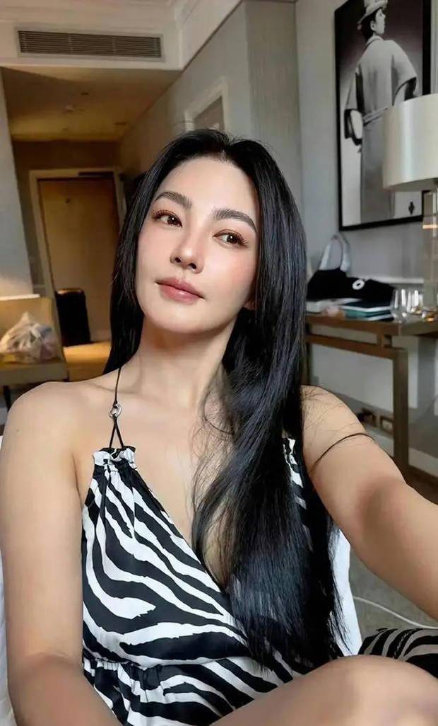 张雨绮黑长直造型释出,高智感满满,开赛车更是飒爽十足!